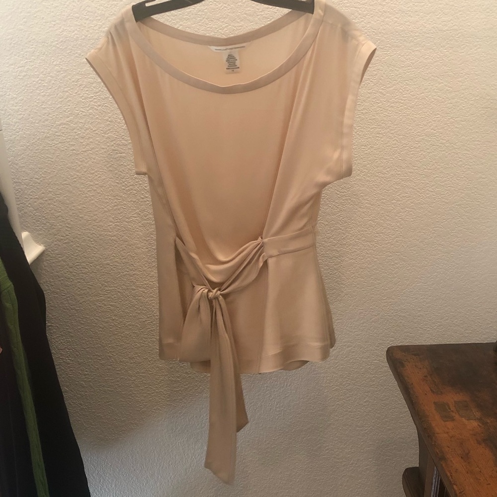Diane Von Fusrtenberg Beautiful Sash Tie Waist Silk Blouse in Pale Pink. Size 14